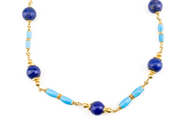 A GOLD, PALE BLUE ENAMELLED AND LAPIS LAZULI NECKLACE