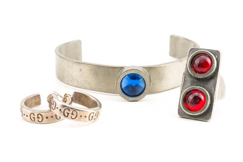 A JORGEN JENSEN BANGLE, A PAIR OF GUCCI EARRINGS AND A RING (4)