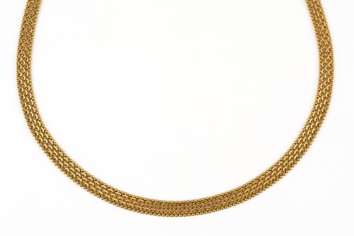 A GOLD NECKLACE