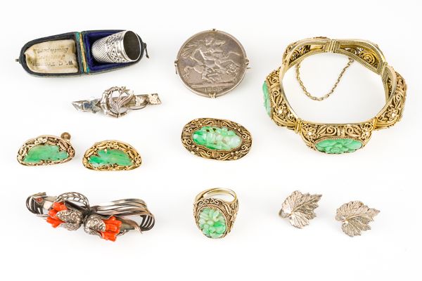 A GROUP OF NINE ITEMS OF JEWELLERY (9)