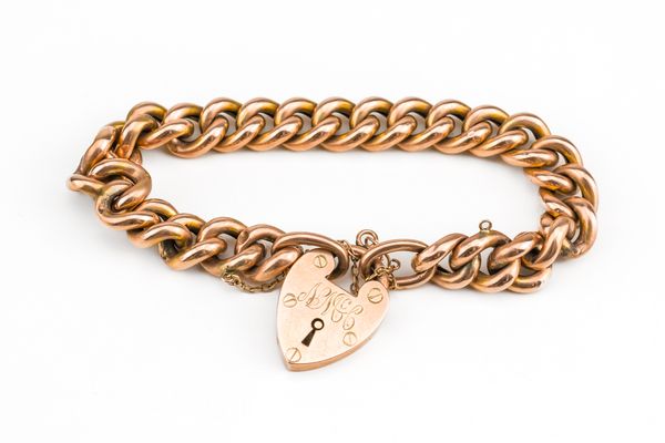 A GOLD HOLLOW CURB LINK BRACELET