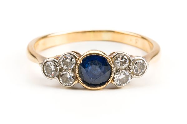 A GOLD, SAPPHIRE AND DIAMOND RING