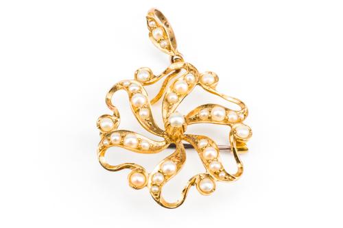A GOLD AND SEED PEARL PENDANT BROOCH