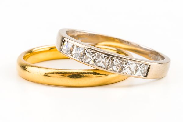 A 22CT GOLD WEDDING BAND AND AN 18CT WHITE GOLD AND DIAMOND SET RING (2)