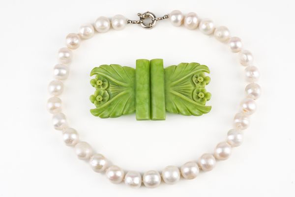 A SINGLE ROW NECKLACE OF FRESHWATER CULTURED PEARLS AND AN ART DECO BUCKLE (2)