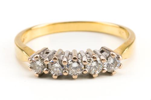 AN 18CT GOLD AND DIAMOND FIVE STONE RING