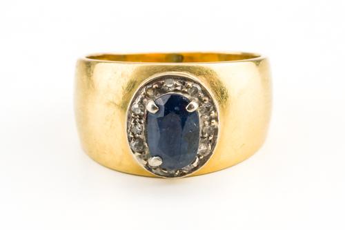 A GOLD, SAPPHIRE AND DIAMOND RING