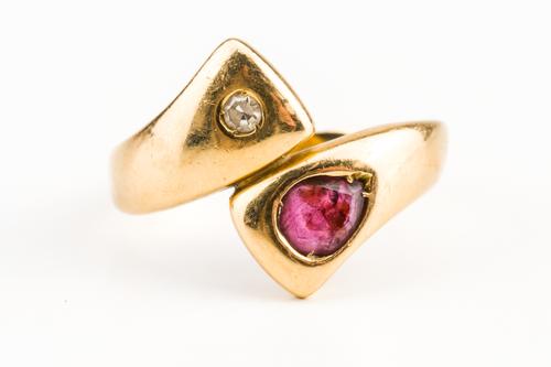 A GOLD, RUBY AND DIAMOND RING