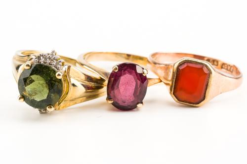 A GOLD AND CORNELIAN RING AND TWO FURTHER GOLD AND GEM SET RINGS (3)