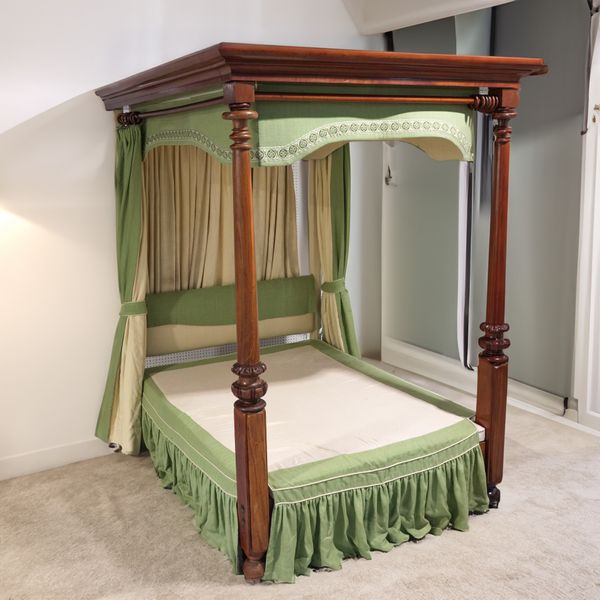 A 20TH CENTURY MAHOGANY FOUR POSTER BED