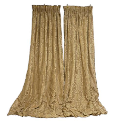 A PAIR OF LARGE GOLD LINED AND INTERLINED CURTAINS (8)