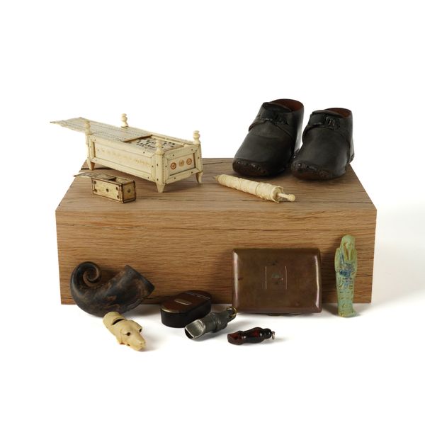 A NAPOLEONIC PRISONER-OF-WAR BONE CRIBBAGE BOX TOGETHER WITH VARIOUS OTHER ITEMS INCLUDING A PAIR OF SMALL APPRENTICE PIECE LEATHER SHOES (QTY)