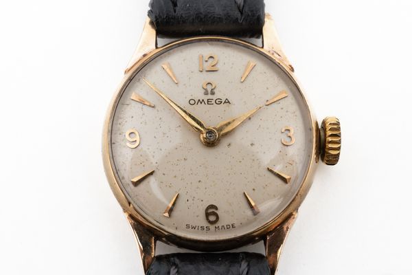 AN OMEGA 9CT GOLD CIRCULAR CASED LADY'S WRISTWATCH