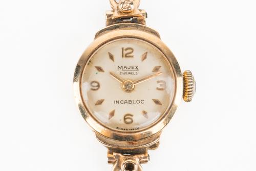 A MAJEX 9CT GOLD LADY'S BRACELET WRIST WATCH