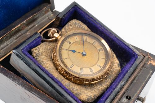 A LADIES GOLD CASED KEYLESS WIND OPENFACED FOB WATCH, WITH A TREEN TRAVELLING BOX (2)