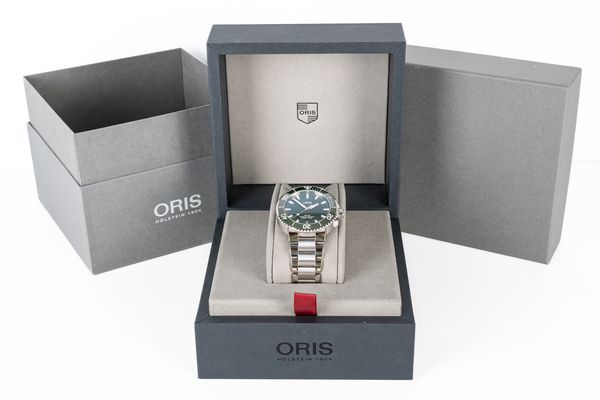 AN ORIS AQUIS GENTLEMAN'S STEEL BRACELET WRISTWATCH