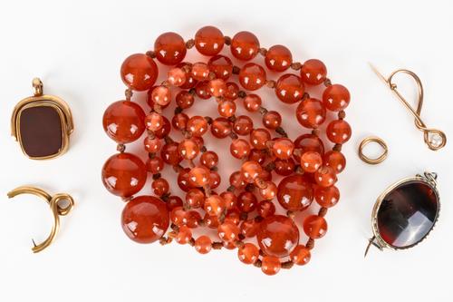 A 15CT GOLD MOUNTED BLOODSTONE AND CORNELIAN ROTATING FOB AND FIVE FURTHER ITEMS (6)