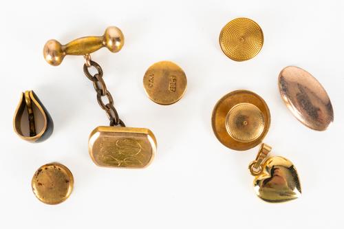 FOUR GOLD STUDS AND FOUR FURTHER ITEMS (8)