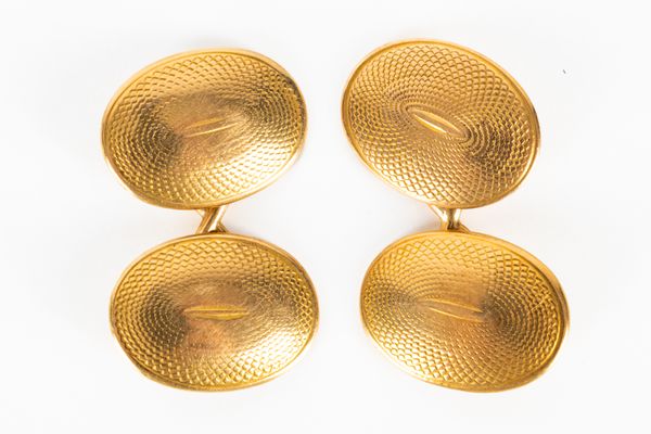 A PAIR OF GOLD CUFFLINKS