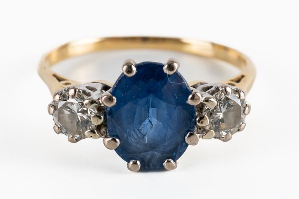 A GOLD, SAPPHIRE AND DIAMOND THREE STONE RING