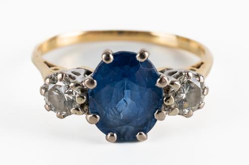 A GOLD, SAPPHIRE AND DIAMOND THREE STONE RING