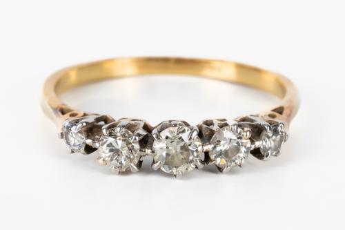 A GOLD AND DIAMOND FIVE STONE RING