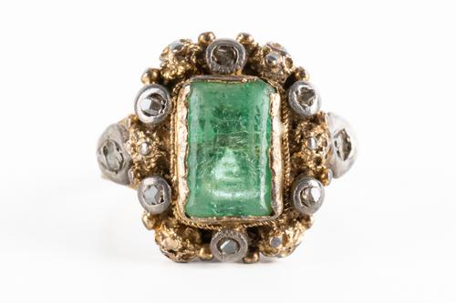 AN EMERALD AND DIAMOND CLUSTER RING
