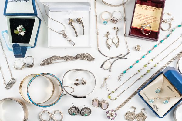 A GROUP OF MOSTLY SILVER JEWELLERY