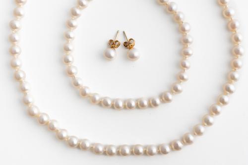 A SUITE OF CULTURED PEARL JEWELLERY (3)