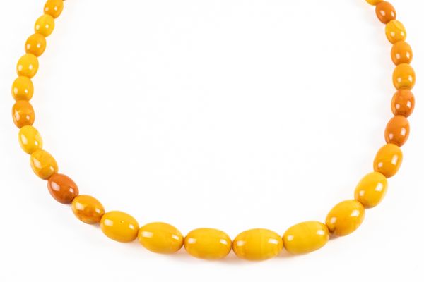 AN AMBER BEAD NECKLACE (2)