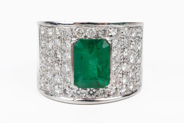 AN EMERALD AND DIAMOND RING (2)