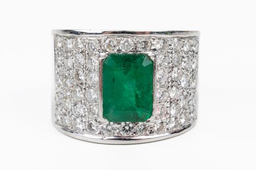 AN EMERALD AND DIAMOND RING (2)