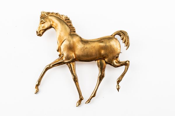 AN 18CT HORSE BROOCH (2)