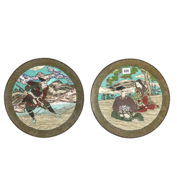 A PAIR OF JAPANESE CLOISONNÉ DISHES DEPICTING WARRIORS (2)