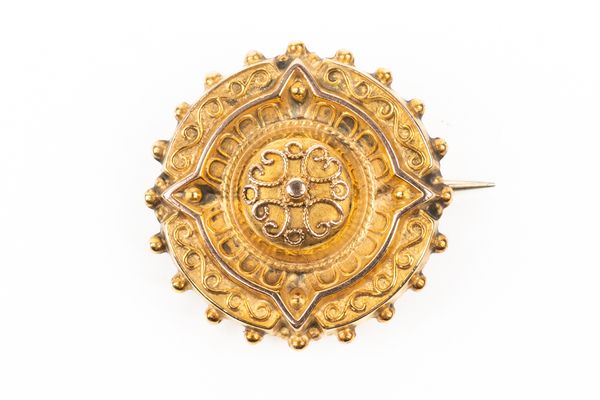 A GOLD CIRCULAR BROOCH