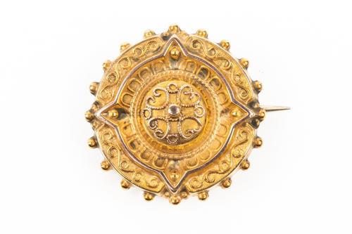 A GOLD CIRCULAR BROOCH