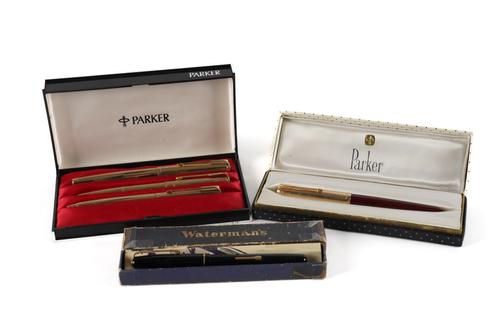 A CASED GOLD PLATED TRIO OF PARKER PENS (5)