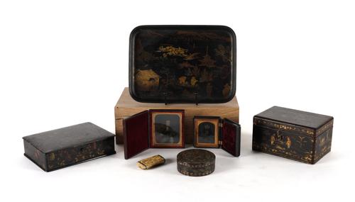 A EUROPEAN INLAID HORN SNUFF BOX DEPICTING TWO LOVE BIRDS