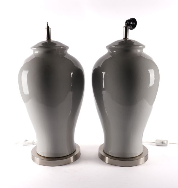 A PAIR OF LARGE GREY-WHITE BALUSTER CERAMIC TABLE LAMPS (2)