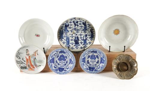 ASIAN CERAMICS INCLUDING A BLUE AND WHITE CIRCULAR LIDDED BOWL (7)