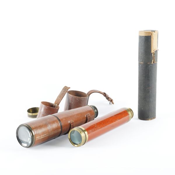 R & J BECK LTD, LONDON: A WWI ENGLISH BRASS AND LEATHER TELESCOPE (2)