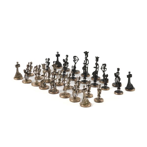 AN ISRAELI SILVER BRUTALIST STYLE CHESS SET (32)