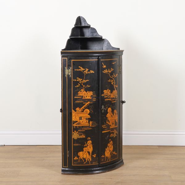 AN 18TH CENTURY CHINOISERIE DECORATED HANGING CORNER CUPBOARD