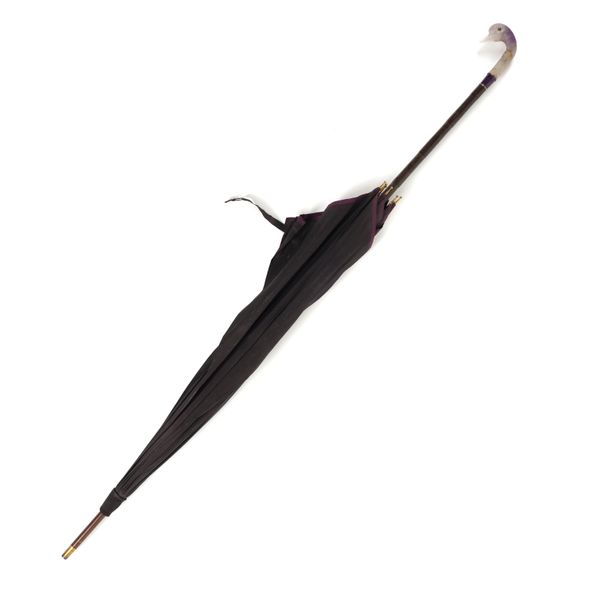 BRIGG & SONS, LONDON: AN AMETHYST QUARTZ CARVED SWAN HEAD MOUNTED BAMBOO UMBRELLA