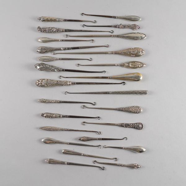 A COLLECTION OF SILVER HANDLED BUTTON HOOKS (25)