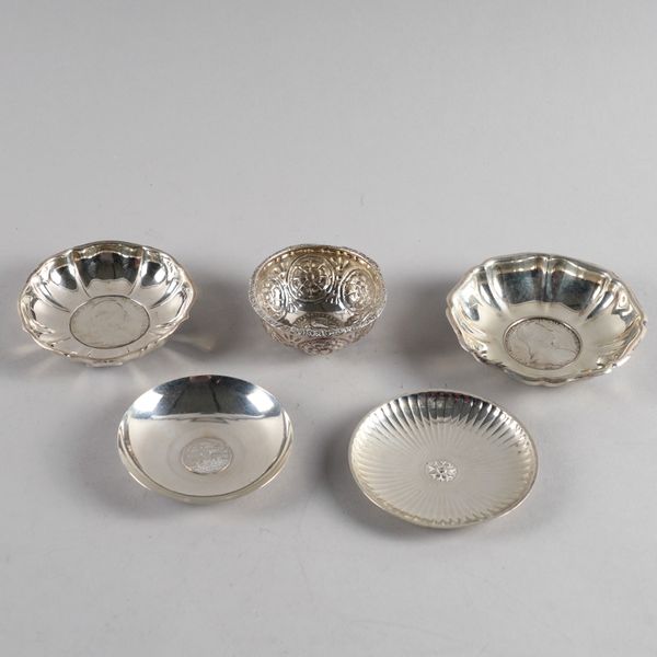 A TIFFANY & CO STERLING SILVER DISH AND FOUR FURTHER DISHES (5)