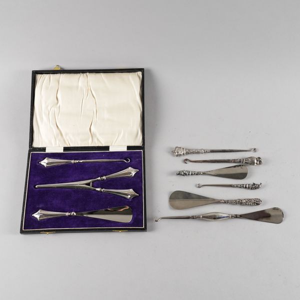 A SILVER MOUNTED THREE PIECE SET AND SIX FURTHER ITEMS (7)