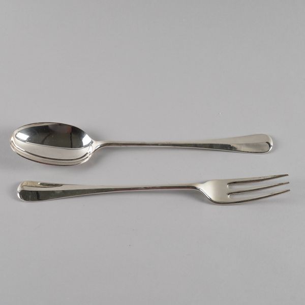 A PAIR OF SILVER SERVERS (2)