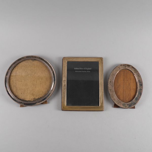 A SILVER MOUNTED OAK CIRCULAR PHOTOGRAPH FRAME AND TWO FURTHER SILVER MOUNTED PHOTOGRAPH FRAMES (3)