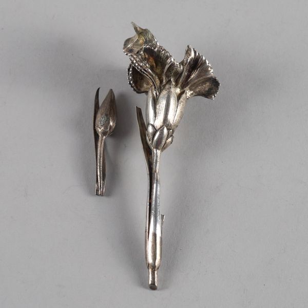 A VICTORIAN SILVER VINAIGRETTE DESIGNED AS A FLOWER (2)